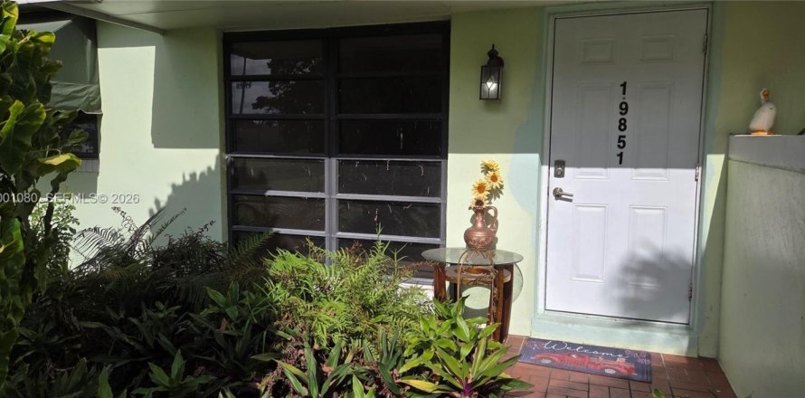 House in Cutler Bay, Florida 3 bedrooms, 184.41 sq.m. № 2067645