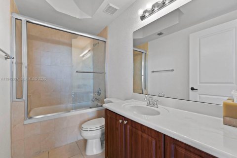 Купить кондоминиум в Майами, Флорида 2 спальни, 112.69м2, № 2089268 - фото 29