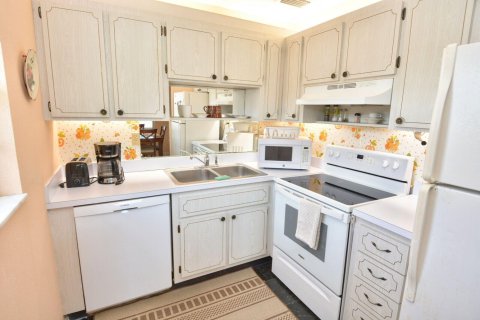 Condo in Stuart, Florida, 1 bedroom № 2185205 - photo 12