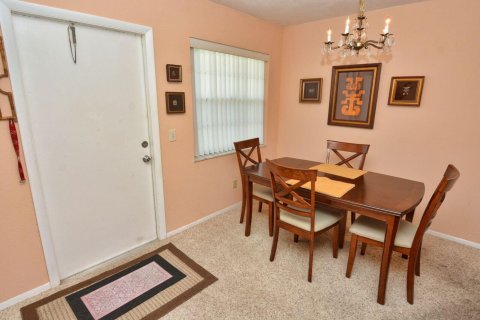 Condo in Stuart, Florida, 1 bedroom № 2185205 - photo 2