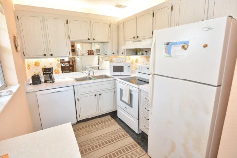 Condo in Stuart, Florida, 1 bedroom № 2185205 - photo 11