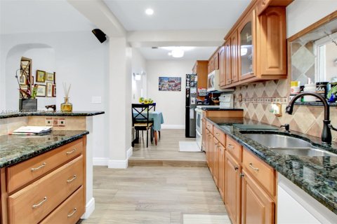 House in Miami, Florida 3 bedrooms, 144.65 sq.m. № 2003138 - photo 9