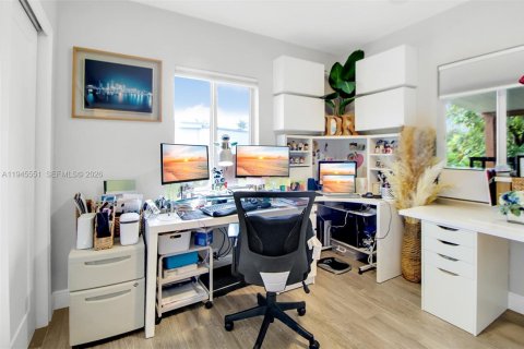 House in Miami, Florida 3 bedrooms, 144.65 sq.m. № 2003138 - photo 20