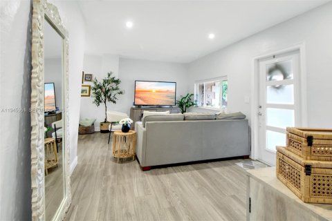 House in Miami, Florida 3 bedrooms, 144.65 sq.m. № 2003138 - photo 6