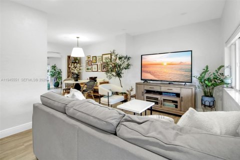 House in Miami, Florida 3 bedrooms, 144.65 sq.m. № 2003138 - photo 5