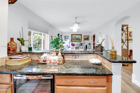 House in Miami, Florida 3 bedrooms, 144.65 sq.m. № 2003138 - photo 12