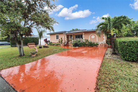 House in Miami, Florida 3 bedrooms, 144.65 sq.m. № 2003138 - photo 2