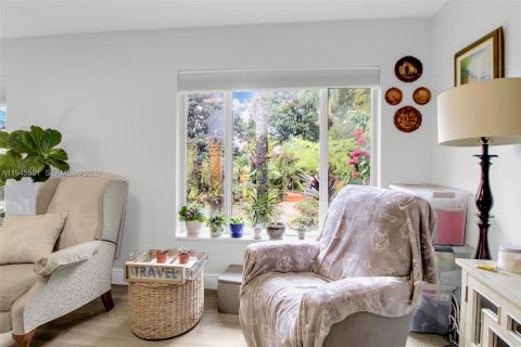 House in Miami, Florida 3 bedrooms, 144.65 sq.m. № 2003138 - photo 18