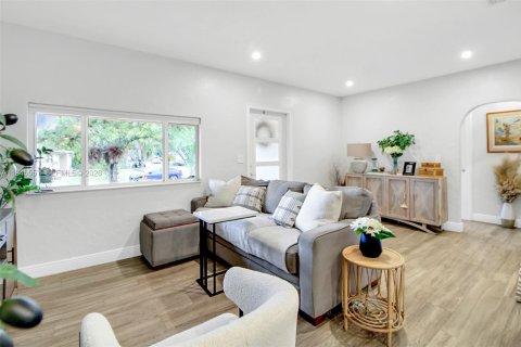 House in Miami, Florida 3 bedrooms, 144.65 sq.m. № 2003138 - photo 3