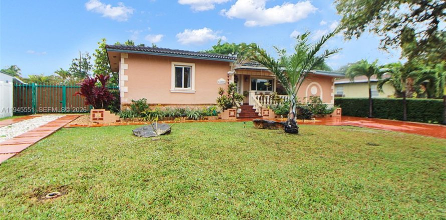 House in Miami, Florida 3 bedrooms, 144.65 sq.m. № 2003138