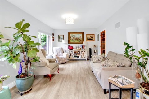 House in Miami, Florida 3 bedrooms, 144.65 sq.m. № 2003138 - photo 16