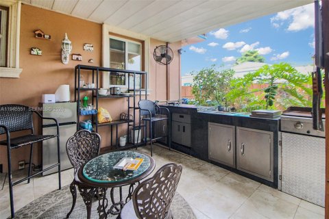 House in Miami, Florida 3 bedrooms, 144.65 sq.m. № 2003138 - photo 24