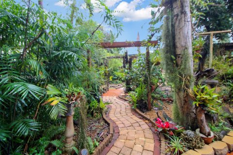 House in Miami, Florida 3 bedrooms, 144.65 sq.m. № 2003138 - photo 29