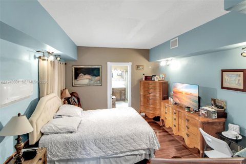 House in Miami, Florida 3 bedrooms, 144.65 sq.m. № 2003138 - photo 22