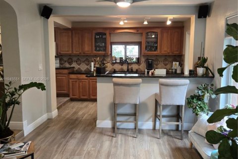 House in Miami, Florida 3 bedrooms, 144.65 sq.m. № 2003138 - photo 11