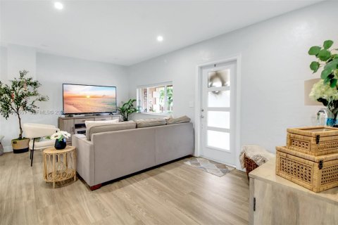 House in Miami, Florida 3 bedrooms, 144.65 sq.m. № 2003138 - photo 4