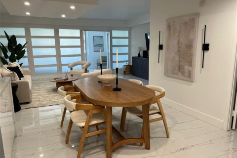 Condo in Miami Beach, Florida, 1 bedroom  № 1960908 - photo 4