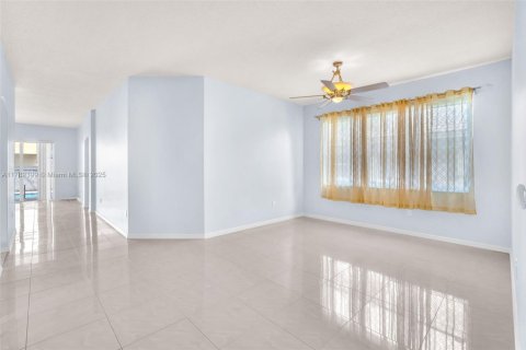 House in Miramar, Florida 5 bedrooms, 248.42 sq.m. № 1726344 - photo 5