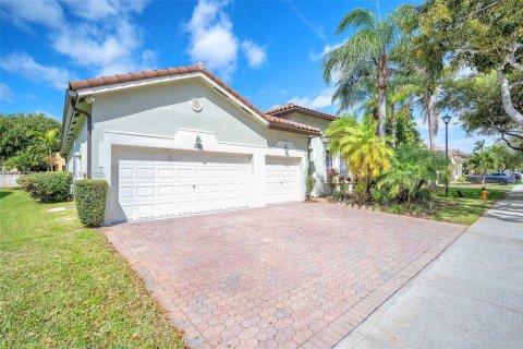 House in Miramar, Florida 5 bedrooms, 248.42 sq.m. № 1726344 - photo 15