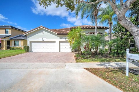 House in Miramar, Florida 5 bedrooms, 248.42 sq.m. № 1726344 - photo 16