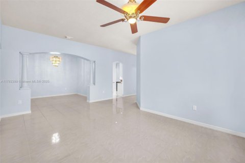 House in Miramar, Florida 5 bedrooms, 248.42 sq.m. № 1726344 - photo 21