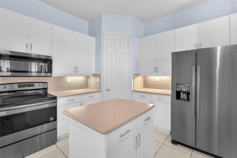 House in Miramar, Florida 5 bedrooms, 248.42 sq.m. № 1726344 - photo 2