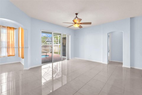 House in Miramar, Florida 5 bedrooms, 248.42 sq.m. № 1726344 - photo 3