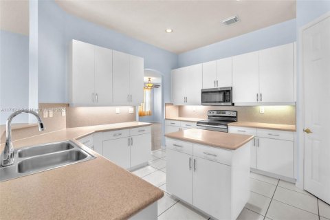 House in Miramar, Florida 5 bedrooms, 248.42 sq.m. № 1726344 - photo 9