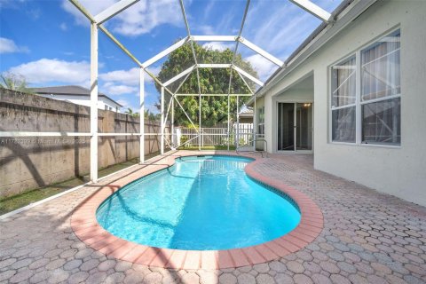 House in Miramar, Florida 5 bedrooms, 248.42 sq.m. № 1726344 - photo 1