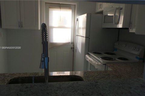Condominio en alquiler en Lauderdale Lakes, Florida, 2 dormitorios № 2074800 - foto 11
