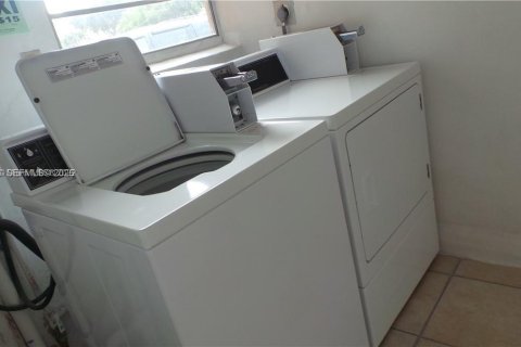 Condominio en alquiler en Lauderdale Lakes, Florida, 2 dormitorios № 2074800 - foto 20