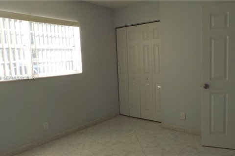Condominio en alquiler en Lauderdale Lakes, Florida, 2 dormitorios № 2074800 - foto 17