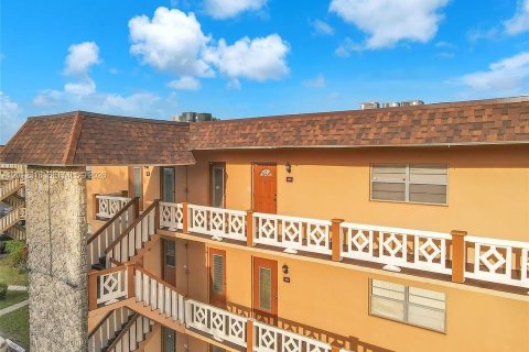 Condominio en Lauderdale Lakes, Florida, 2 dormitorios  № 2074800