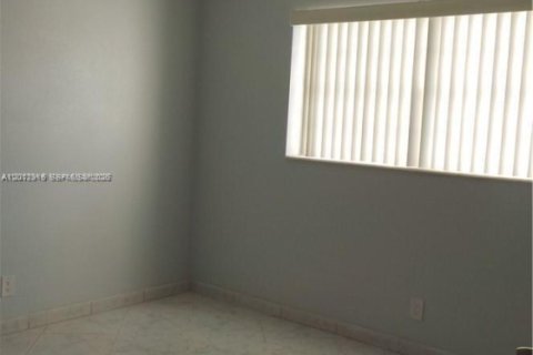 Condominio en alquiler en Lauderdale Lakes, Florida, 2 dormitorios № 2074800 - foto 18