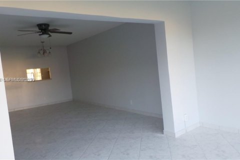 Condominio en alquiler en Lauderdale Lakes, Florida, 2 dormitorios № 2074800 - foto 10