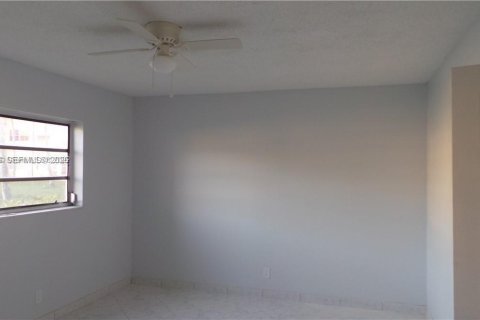 Condominio en alquiler en Lauderdale Lakes, Florida, 2 dormitorios № 2074800 - foto 15