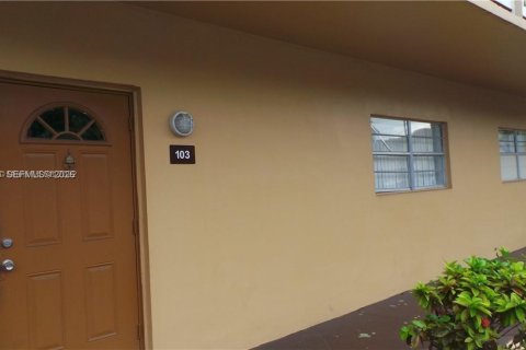 Condominio en alquiler en Lauderdale Lakes, Florida, 2 dormitorios № 2074800 - foto 9