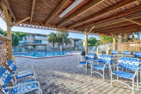 Condominio en alquiler en Lauderdale Lakes, Florida, 2 dormitorios № 2074800 - foto 2