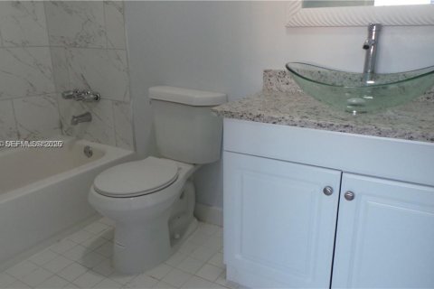 Condominio en alquiler en Lauderdale Lakes, Florida, 2 dormitorios № 2074800 - foto 16