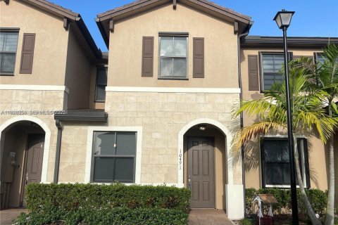 Touwnhouse à louer à Hialeah, Floride: 3 chambres, 143.07 m2 № 1987324 - photo 1