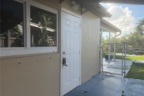 Immobilier commercial à louer à Hialeah, Floride: 1 chambre, 132.66 m2 № 1986484 - photo 1