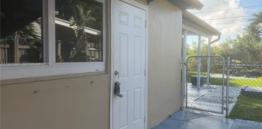 Immobilier commercial à Hialeah, Floride 1 chambre, 132.66 m2 № 1986484