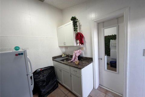 Immobilier commercial à louer à Hialeah, Floride: 1 chambre, 132.66 m2 № 1986484 - photo 3
