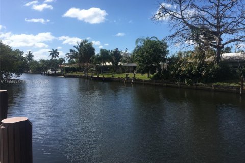 Commercial property in Pompano Beach, Florida № 1860164 - photo 11