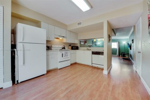 Condo in Miami, Florida, 2 bedrooms  № 1692772 - photo 7
