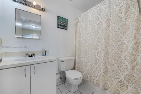 Condo in Miami, Florida, 2 bedrooms  № 1692772 - photo 9