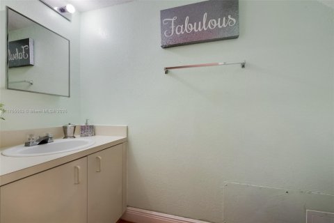 Condo in Miami, Florida, 2 bedrooms  № 1692772 - photo 14