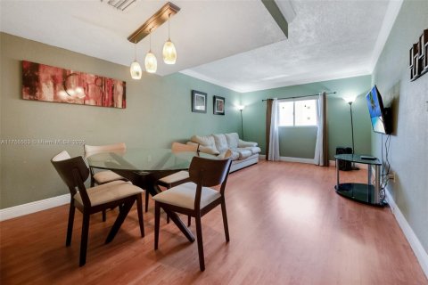 Condo in Miami, Florida, 2 bedrooms  № 1692772 - photo 5