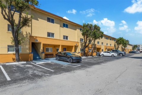 Condo in Miami, Florida, 2 bedrooms  № 1692772 - photo 3
