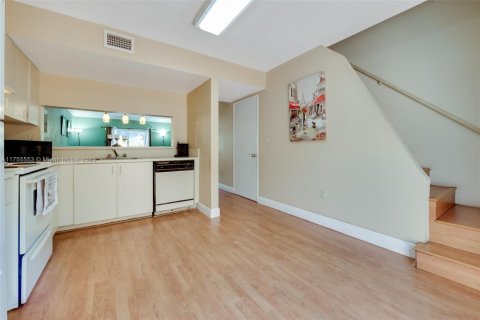 Condo in Miami, Florida, 2 bedrooms  № 1692772 - photo 6